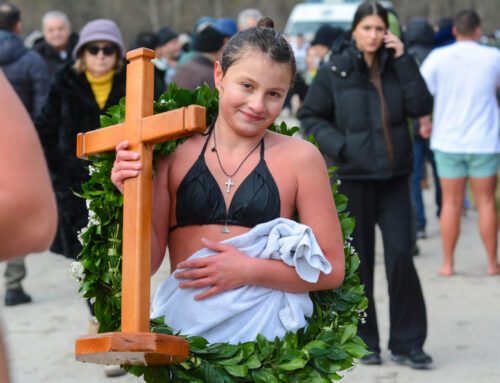 ТРИНАЕСТОГОДИШЊА ХЕЛЕНА СИМИЋ НОСИЛАЦ ЧАСНОГ КРСТА У БАЈИНОЈ БАШТИ